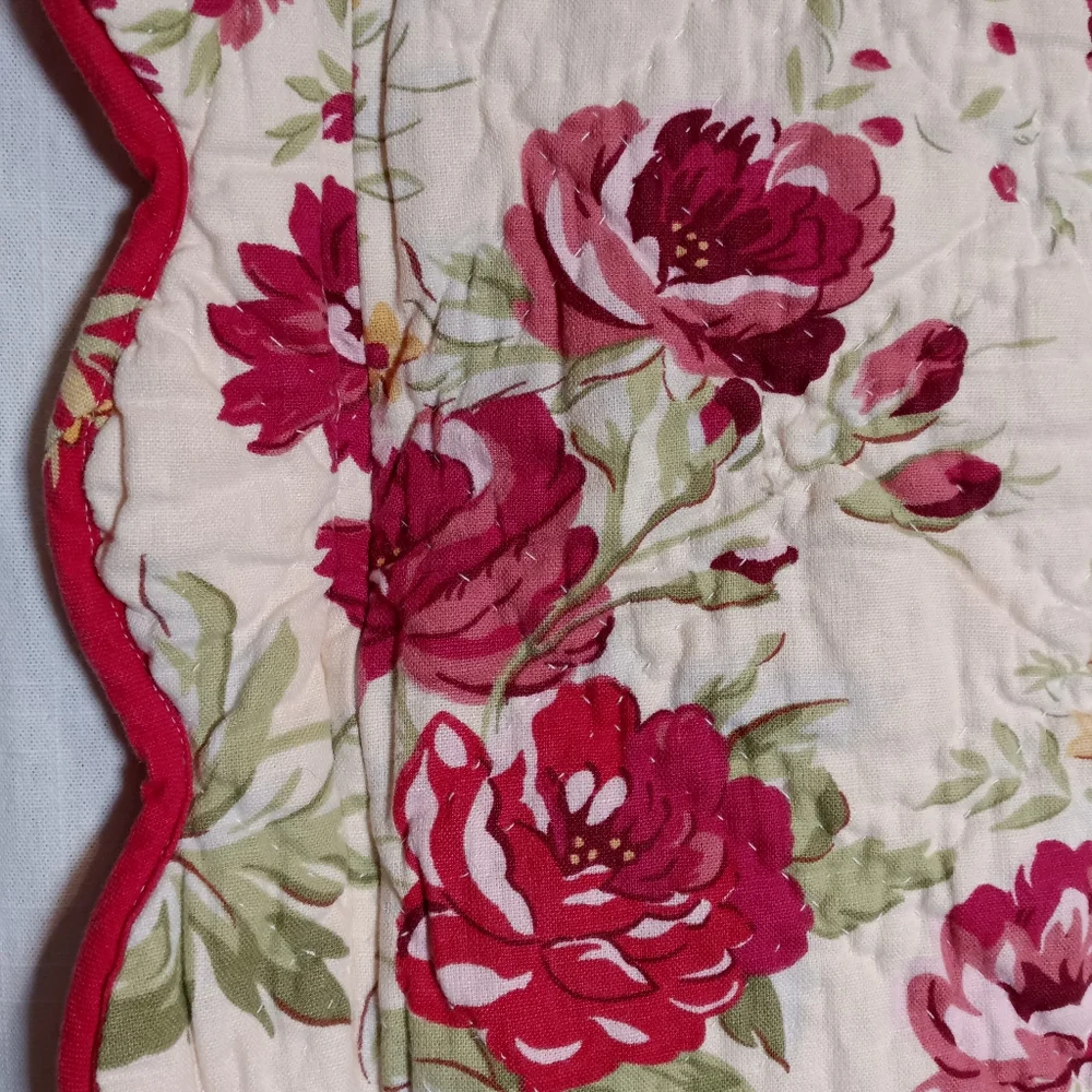 Pottery Barn Floral Red/Ivory Reversible Quilted Standard Pillow Shams *PAIR*